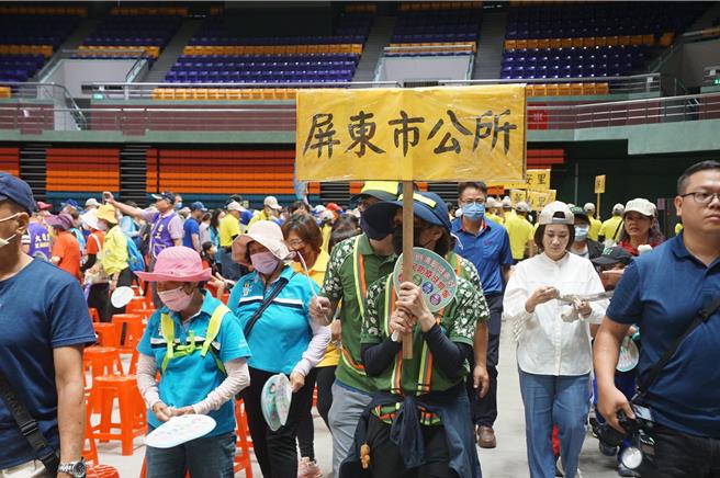 屏東縣政府與屏東市公所、屏東市23里里民共同清除病媒蚊孳生源，其他32鄉鎮公所也將陸續啟動。（羅琦文攝）