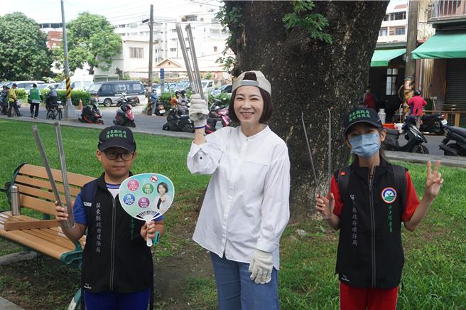 屏東縣長周春米（中）與環保小小稽查員共同清除登革熱孳生源。（羅琦文攝）