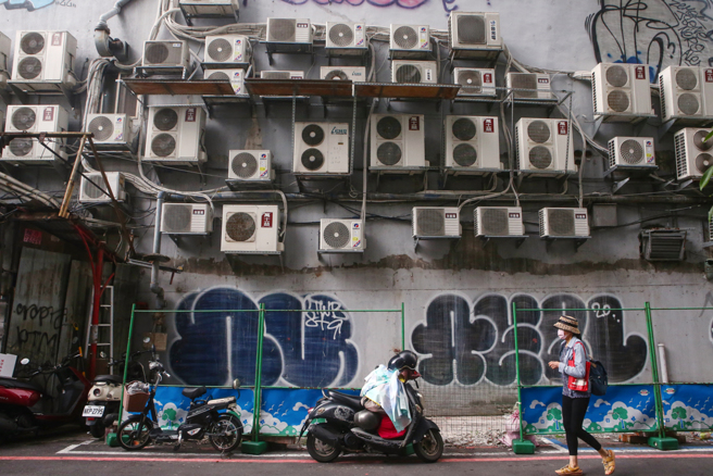 夏季电价今天上路，平均每段价格比非夏月贵13％到28％，500度以上5元起跳，破千度创8.46元新天价。（邓博仁摄）