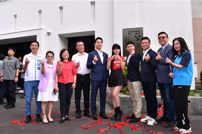 台北市青年局1日正式挂牌成立，市长蒋万安表示，青年局的成立是他对于市民的承诺，未来能够有一个单一局处，提供资源来协助在台北市的年轻朋友，不管在居住、职涯规画以及国际交流上面，都可以展现出首都的格局。（台北市政府提供／丁上程台北传真）