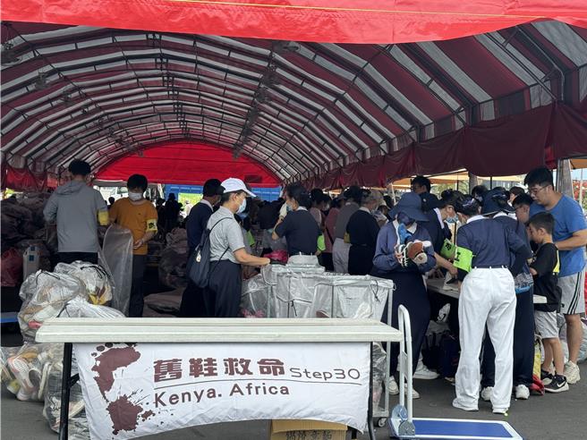 民眾热情响应旧鞋救命，第一天物资就塞满一个货柜。（曹婷婷摄）