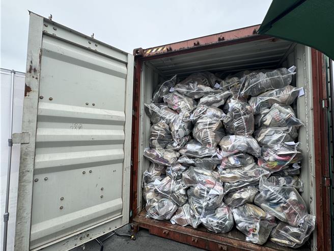 台南民眾热情响应旧鞋救命，第一天物资就塞满一个货柜。（曹婷婷摄）