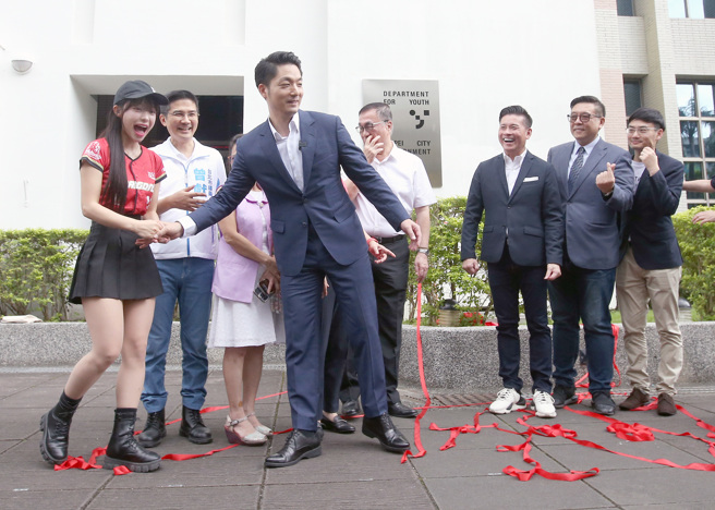 台北市政府青年局成立茶会1日举行，揭牌仪式结束后台北市长蒋万安（前左二）特地把特别嘉宾李多慧（前左一）拉到身旁合影留念，让李多慧又惊又喜。（范扬光摄）