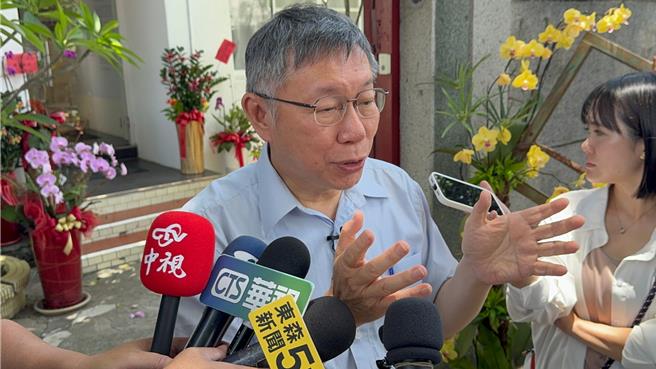 針對京華城案爭議，柯文哲今（1）日南下高雄未正面回應是否配合調查，但他強調，個人對台北市的公務員有信心，「我相信制度，不是相信我自己」，不滿專案小組「到底還有什麼問題？」乾脆把問題列出來。（柯宗緯攝）