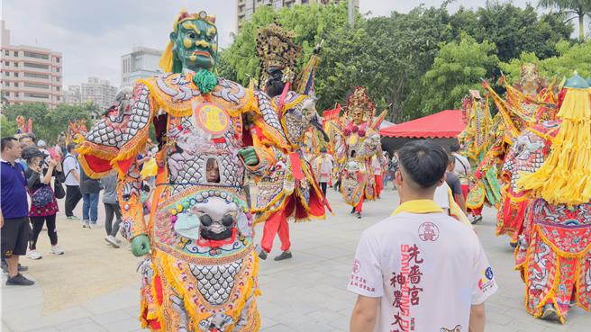 先啬宫从全国各地邀请270尊神将踩街遶境祈福。（吕健豪摄）