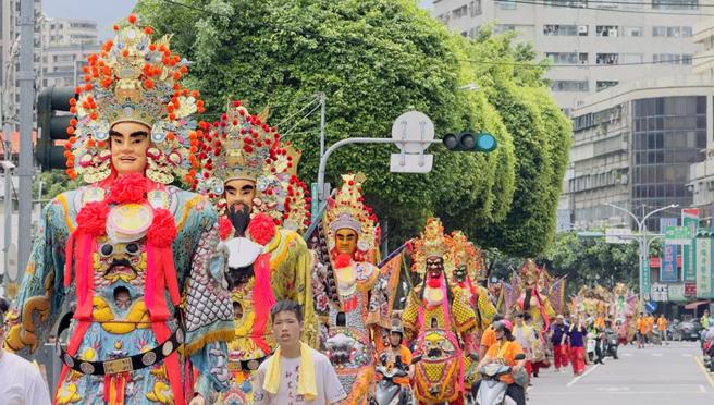 神将队伍绵延数公里，遶境为全国祈福。（吕健豪摄）