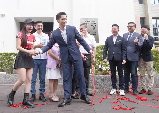 揭牌儀式結束後台北市長蔣萬安（前左二）特地把特別嘉賓李多慧（前左一）拉到身旁合影留念，讓李多慧又驚又喜。（范揚光攝）