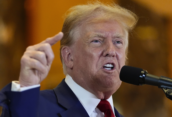 美國前總統川普5月31日在紐約川普大樓（Trump Tower）召開記者會，針對封口費案回應的神情。（美聯社）