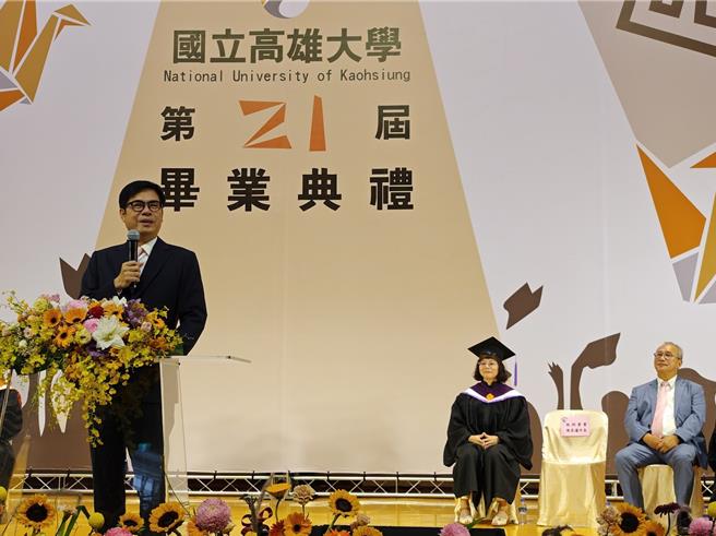國立高雄大學1日舉辦第21屆畢業典禮，高雄市長陳其邁受邀出席致詞，分享自身生命故事，從中領悟「當你遇到失敗別急著站起來，更要學習取捨與堅持」。（記者林雅惠攝）