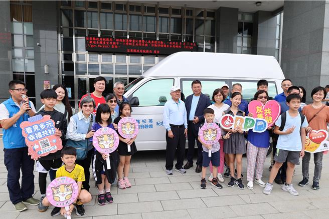 新北市魏氏家族22人，齊聚苗栗縣政府以父母親名義捐贈1部復康巴士給苗栗縣政府。（謝明俊攝）