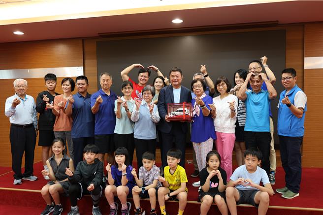 新北市魏氏家族22人，齊聚苗栗縣政府以父母親名義捐贈1部復康巴士給苗栗縣政府。（謝明俊攝）