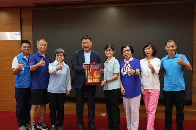 新北市魏氏家族6個兄弟姐妹，齊聚苗栗縣政府以父母親名義捐贈1部復康巴士給苗栗縣政府，由苗栗縣長鍾東錦代表受贈。（謝明俊攝）