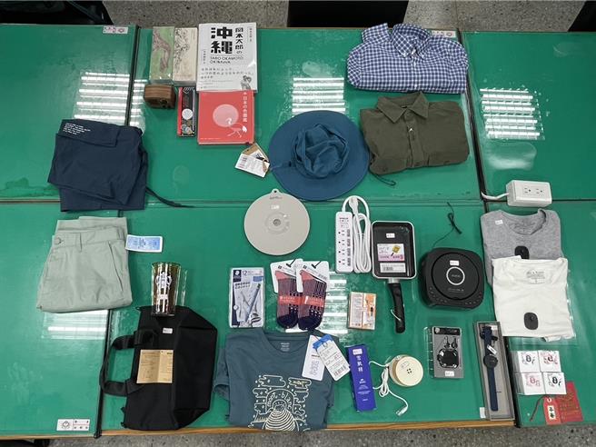 警方查获各式各样的赃物，发现不止一家商场被害。（翻摄照片／林郁平台北传真）