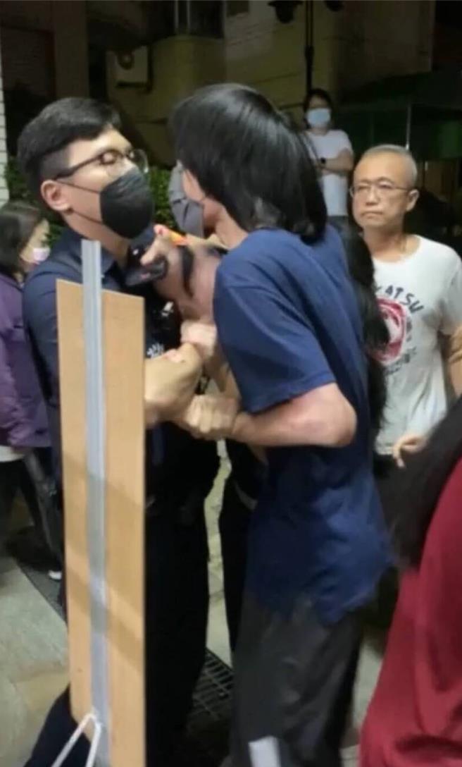 陈美妃儿子打警员头部又抓衣领。（民眾提供）