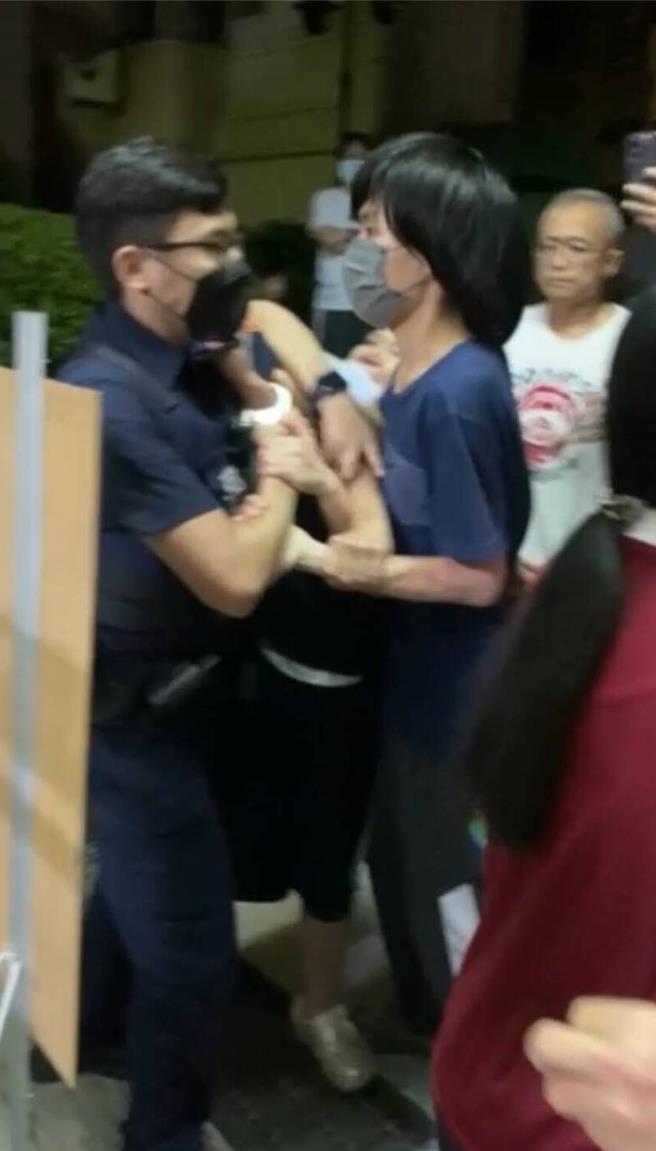 陈美妃儿子打警员头部又抓衣领。（民眾提供）