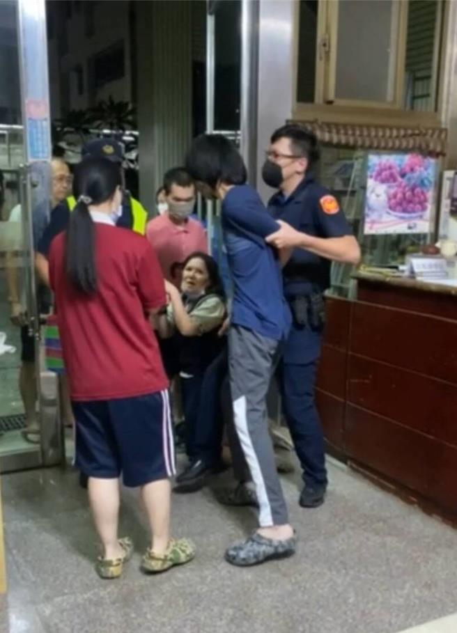 陈美妃辱骂警员，见儿子袭警后要被逮捕送办，竟下跪不断阻止警方。（民眾提供）