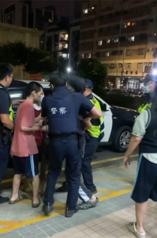 陈美妃骂警后，见儿子袭警被逮捕送办，要求要与儿子同车坐一起。（民眾提供）