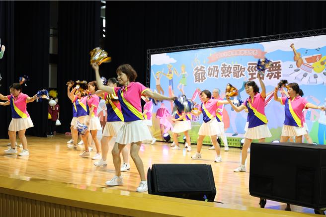 縣府1日在中正堂舉辦「爺奶熱歌勁舞競賽」近4百名銀髮長輩到場競技。（謝明俊攝）