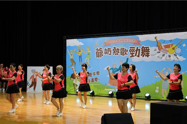 縣府1日在中正堂舉辦「爺奶熱歌勁舞競賽」近4百名銀髮長輩到場競技。（謝明俊攝）