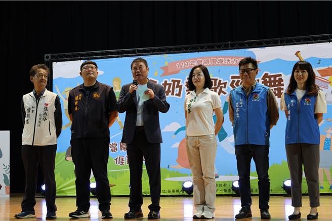 縣府1日在中正堂舉辦「爺奶熱歌勁舞競賽」近4百名銀髮長輩到場競技，苗栗縣長鍾東錦（左三）到場為長輩們加油。（謝明俊攝）
