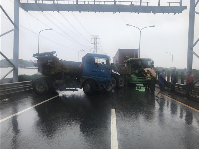 台61線南下170公里處線西鄉路段，砂石車挖撞後「折甘蔗」。（警方提供／葉靜美彰化傳真）