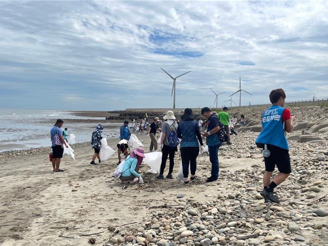 國際知名封測大廠矽品精密於6月1日在大甲區松柏漁港北堤沙灘舉行矽手護海洋淨灘活動，近500名員工、親子參與。（矽品精密提供／張妍溱台中傳真）