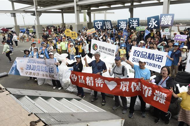 國際知名封測大廠矽品精密於6月1日在大甲區松柏漁港北堤沙灘舉行矽手護海洋淨灘活動，近500名員工、親子參與。（矽品精密提供／張妍溱台中傳真）