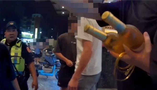 高雄三民区一处复合式KTV今天凌晨发生一起纠纷，2名男子疑似对到眼，引起其中1男不满持刀挥舞，遭逮后依恐吓罪侦办。（警方提供／任义宇高雄传真）