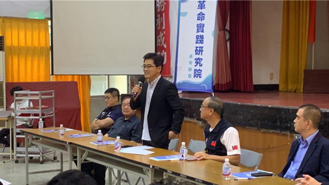 國民黨秘書長黃健庭（站立者）1日出席基隆的「新藍海培訓營」被黨員問及，對於罷免謝國樑在空戰部分是否有反制作為。黃健庭表示，罷免謝國樑毫無正當性，不見得要隨之起舞。（徐佑昇攝）