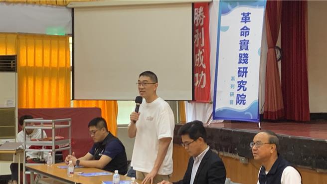 國民黨秘書長黃健庭（右二）出席革命實踐研究院於基隆的「新藍海培訓營」，基隆市長謝國樑（左二）感謝黃帶領國民黨以及立委在《財畫法》改革的努力（徐佑昇攝）
