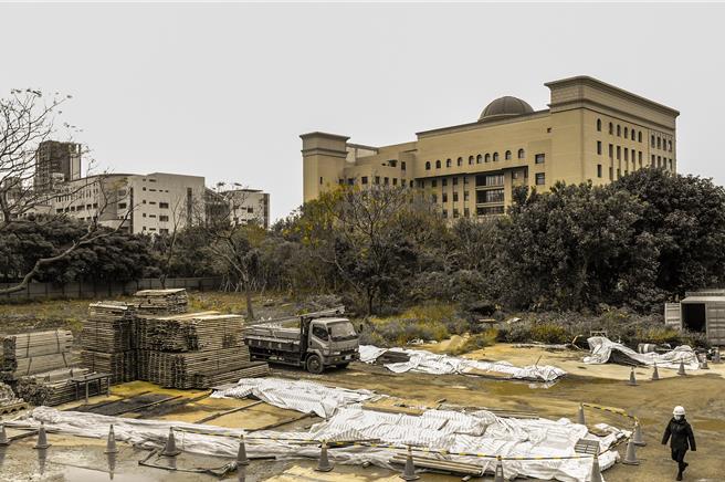 县府在兴建中的新竹县总图书馆旁7千多平方公尺县有地规画美术馆，艾普罗公司调查有8成3受访者赞成兴建「未来美术馆」。（罗浚滨摄）