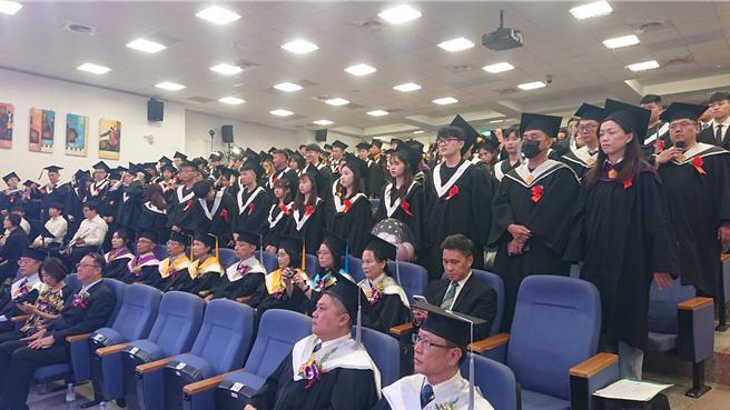 中信金融管理学院1日举办毕业典礼，共有218位毕业生，就业媒合率98％。（程炳璋摄）