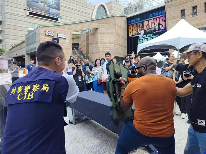 現場可親自體驗除暴特勤隊的魔鬼訓練，讓民眾大呼過癮。（翻攝照片／林郁平台北傳真）