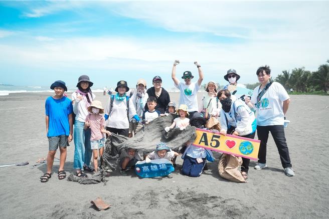 日月光高雄廠員工於旗津海灘舉辦淨灘活動，更邀請在地球隊台鋼雄鷹棒球隊、全家海神籃球隊員一同響應日月光海洋日。 （財團法人日月光環保永續基金會提供／黃福其台北傳真）