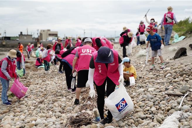 日月光投控旗下環旭電子台灣子公司環鴻科技員工及眷屬，在日月光海洋日選定台中松柏港北堤沙灘與荒野保護協會公益團體及志工一同參與淨灘活動。 （財團法人日月光環保永續基金會提供／黃福其台北傳真）