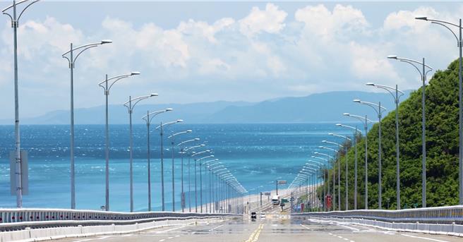 《寻找蔚蓝》可看到台东多个壮阔缤纷的自然景观。（绿色和平提供）