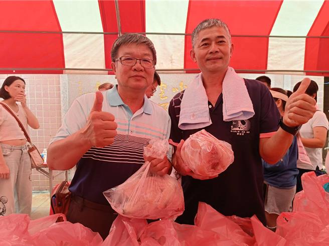 彰化土鸡特卖会今天在鹿港镇公所前广场登场，彰化县养鸡协会理事长施能铭（左）表示，土鸡每只市价约600元，只卖350元，可说是买到赚到。（叶静美摄）