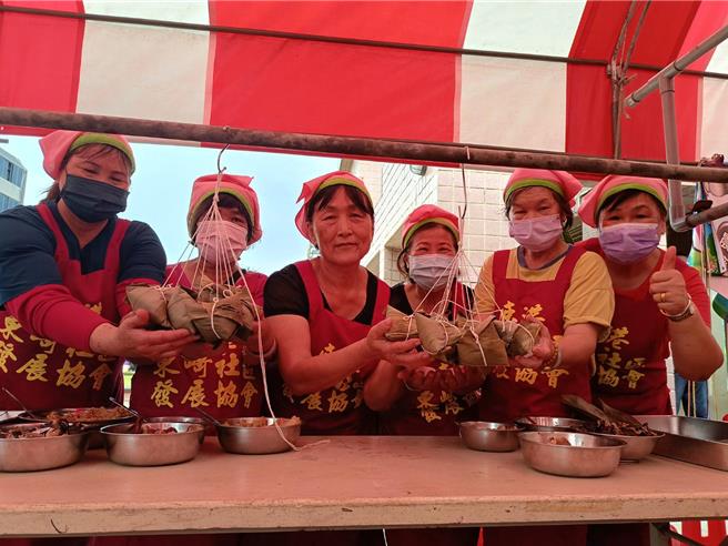 鹿港镇公所结合端午节庆，举办「2024鹿港食农教育推广-粽情鹿港 享乐食鸡」活动，提供1000颗肉粽、500分鸡汤及500分三杯鸡料理，供民眾免费享用，工作人员早上4点就开始备料。（叶静美摄）