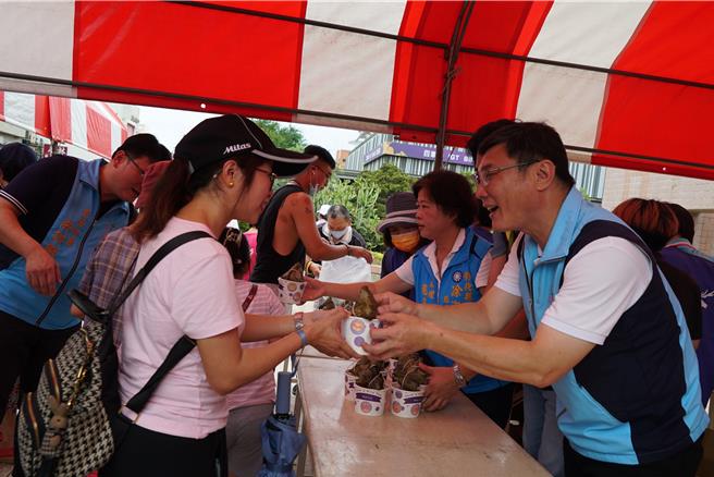 鹿港镇公所举办「2024鹿港食农教育推广-粽情鹿港 享乐食鸡」活动，镇长许志宏（右）发放肉粽给民眾，希望鼓励民眾多食用台湾在地农畜产品。（鹿港镇公所提供／叶静美彰化传真）