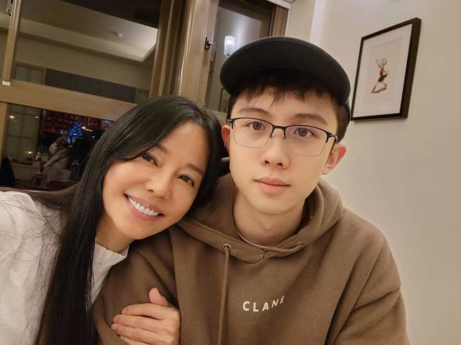 狄莺带孙安佐到乌来龙太宫消灾。（图／狄莺脸书）