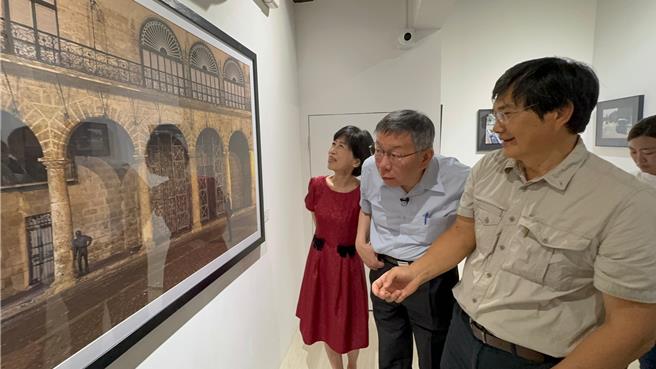 前高市议员吴益政举办摄影展，民眾党主席柯文哲今特地到场参观。（柯宗纬摄）