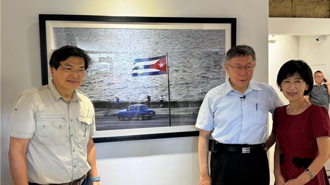 前高市议员吴益政举办摄影展，民眾党主席柯文哲今特地到场参观。（柯宗纬摄）