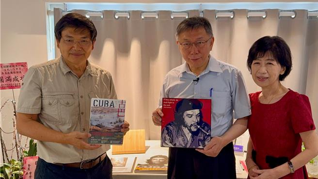 前高市议员吴益政举办摄影展，民眾党主席柯文哲今特地到场参观。（柯宗纬摄）