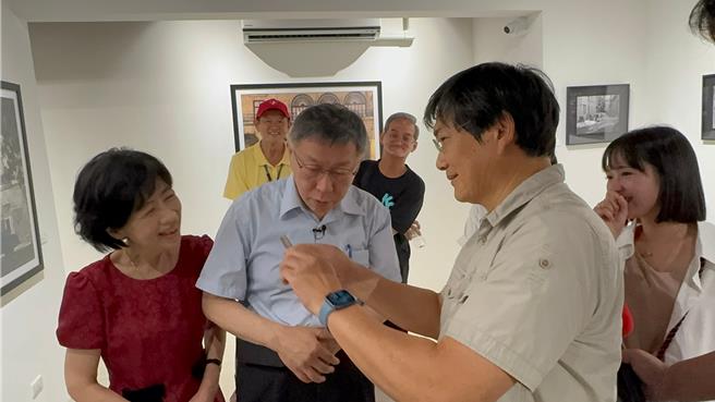 前高市议员吴益政举办摄影展，民眾党主席柯文哲惊呼这是用手机拍出来的。（柯宗纬摄）