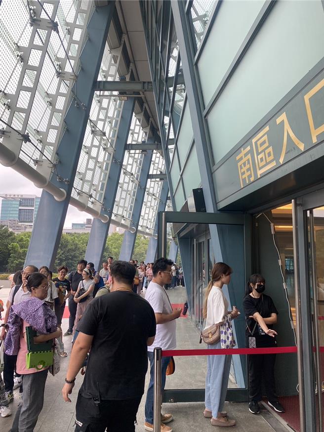 張學友小巨蛋演唱會現場售票，吸引大批粉絲排隊。（許雅淳攝）