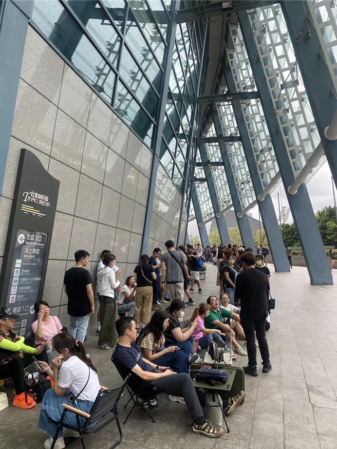 張學友小巨蛋演唱會現場售票，吸引大批粉絲排隊。（許雅淳攝）