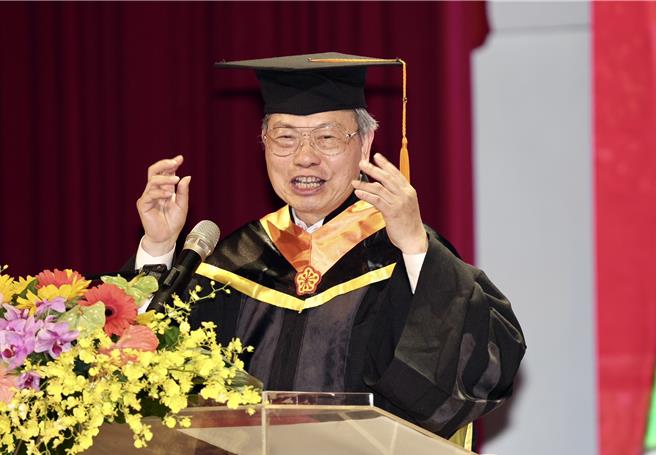 台北科技大学于1日举行112学年度毕业典礼，邀请到美超微电脑（Super Micro Computer， Inc.）创办人梁见后返校演讲。（姚志平摄）