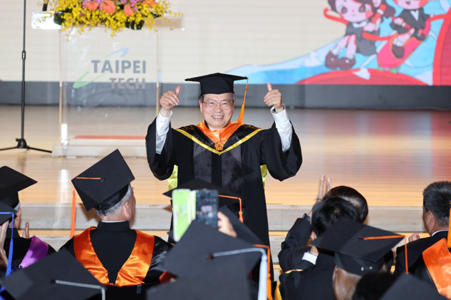 美超微创办人梁见后1日出席北科大毕业典礼并演讲。（姚志平摄）