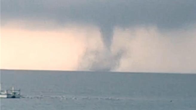 水龍卷再現，澎湖姑婆嶼海域2日下午驚見「龍吸水」。（盧小姐提供／許逸民澎湖傳真）