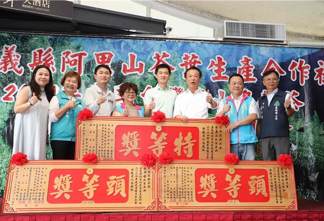 阿里山茶葉生產合作社烏龍組特等獎由新東興茶業黃名江獲獎。（呂妍庭攝）